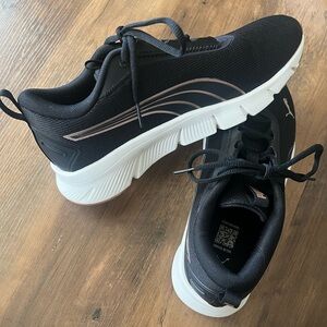 Puma Women’s Flex Focus Light Sneakets